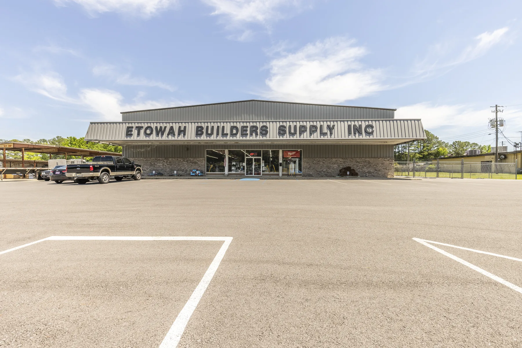 Front entrance and parking lot of Etowah Builders Supply in Rainbow City